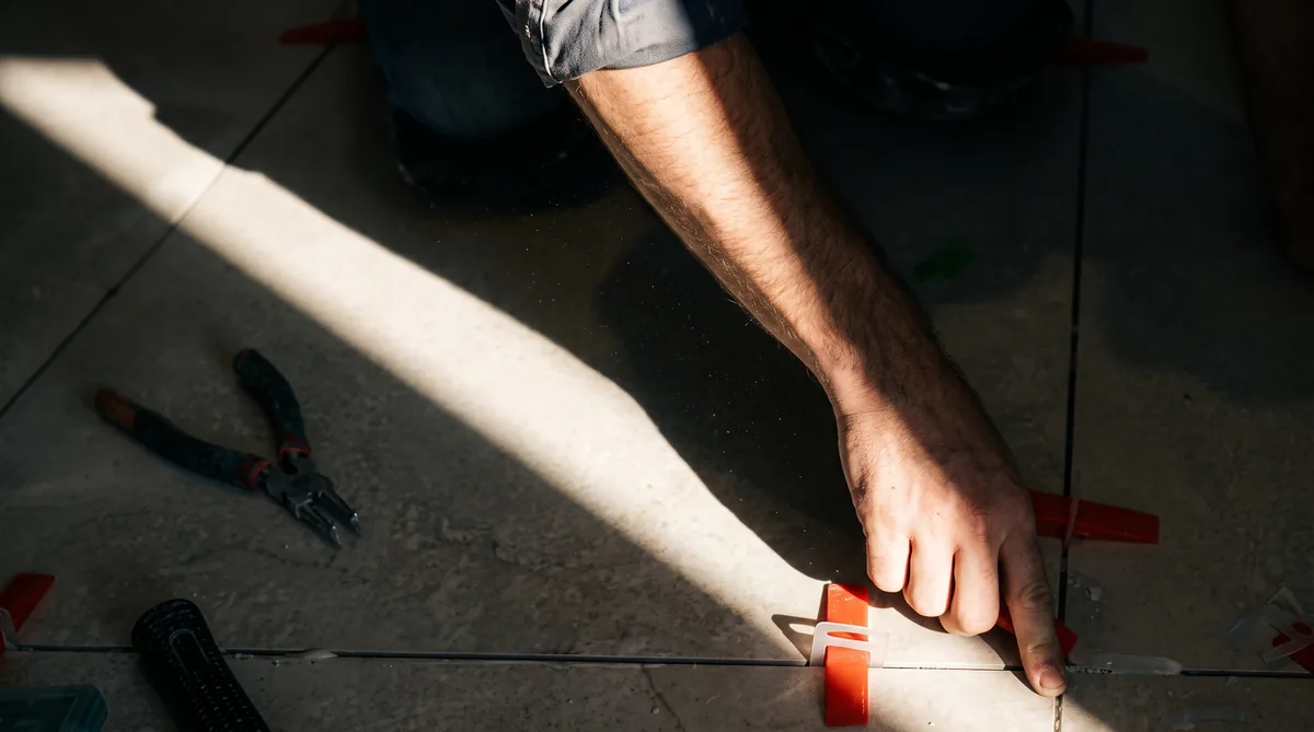 Tilers: setting levelling clips into the joints
